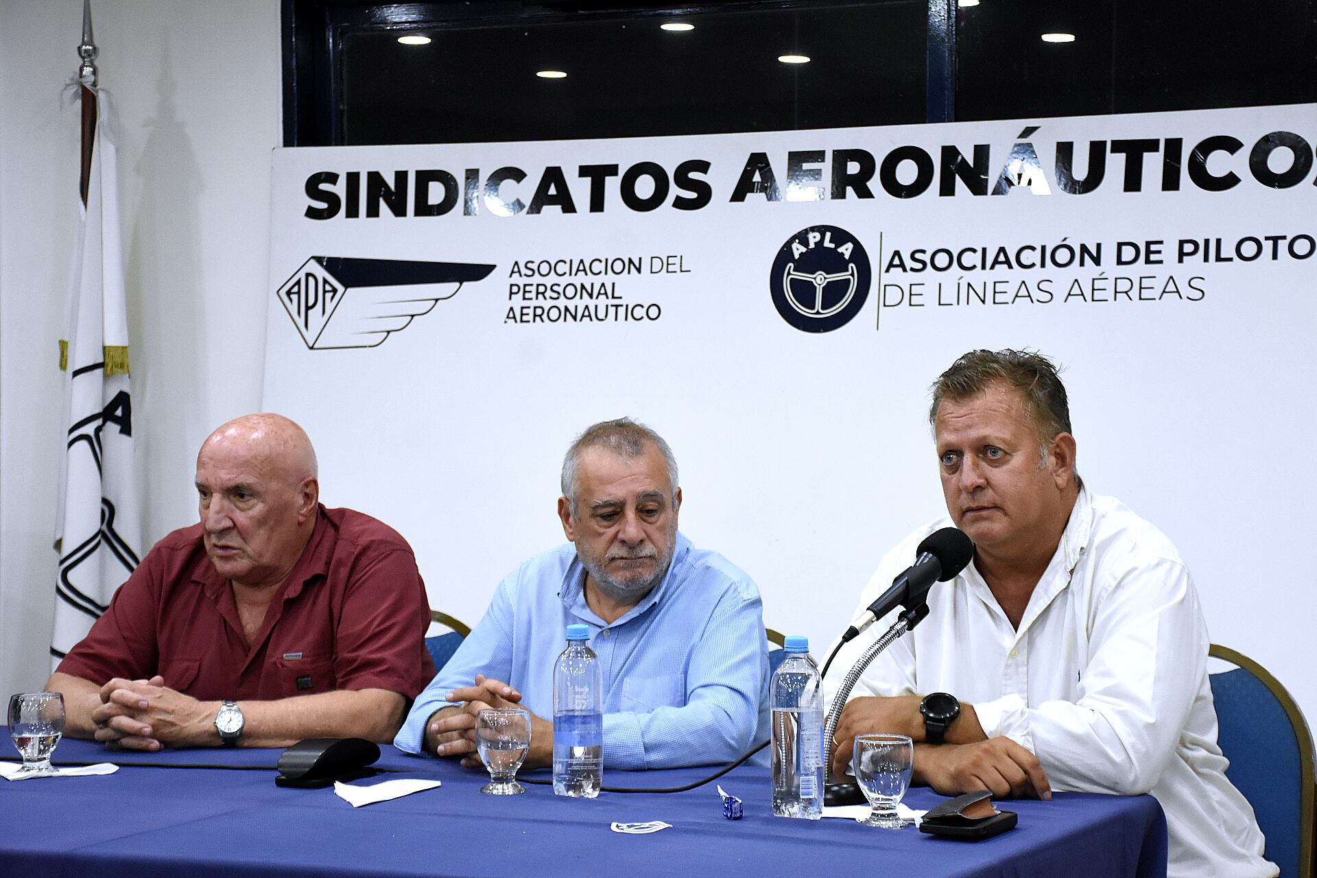 Conflicto en el sector aeronáutico: gremios podrían iniciar acciones gremiales desde el viernes