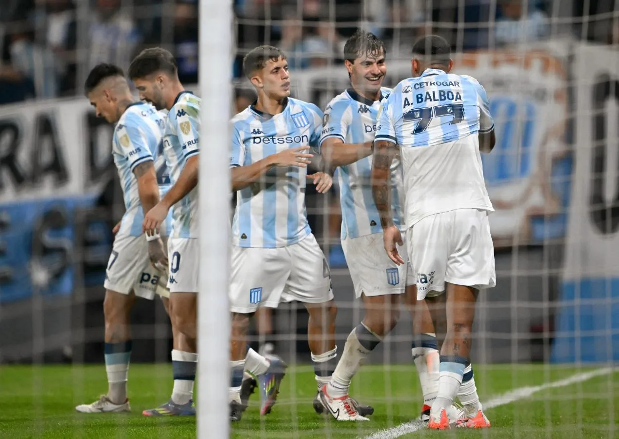 Contundente victoria de Racing: 4-0 sobre Colo Colo y boleto a octavos