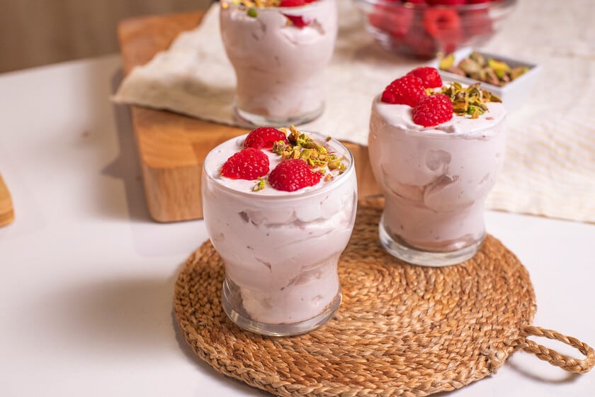 Mousse de frambuesas sin huevo: la receta rápida que se resuelve en la heladera