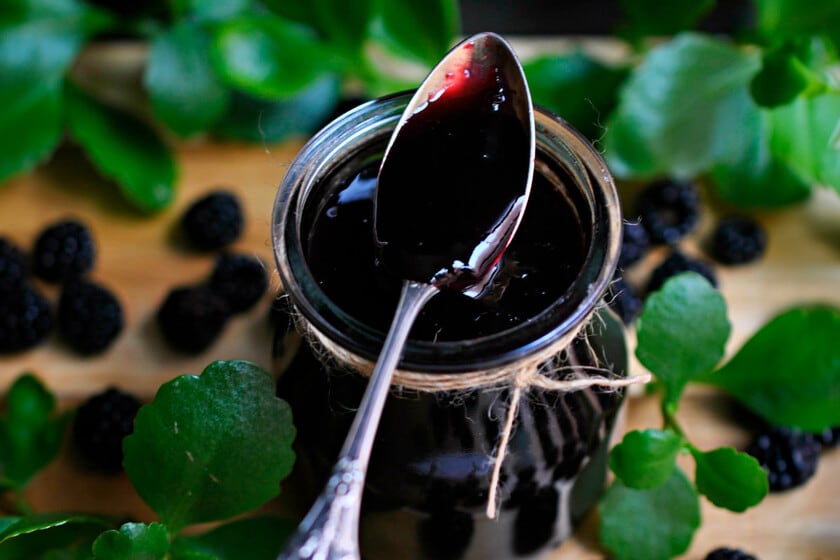 Mermelada casera de moras silvestres: una receta con manzana, limón y 30 minutos de cocción