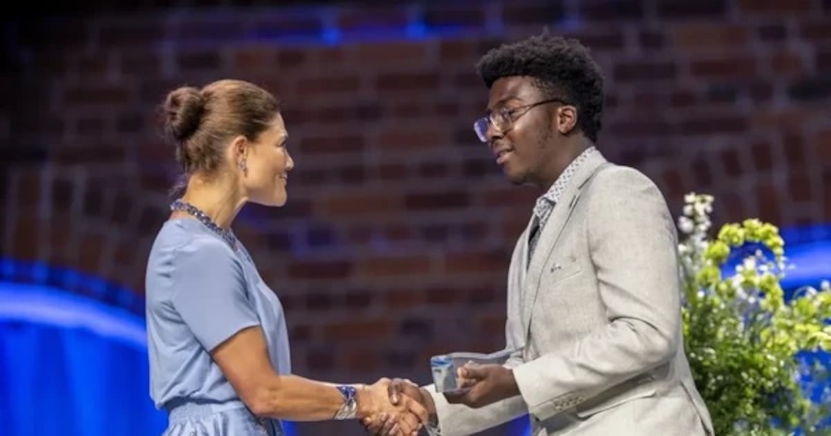 A los 17 años, creó un robot que junta plástico del agua con ayuda de un líquido magnético y ganó un premio internacional