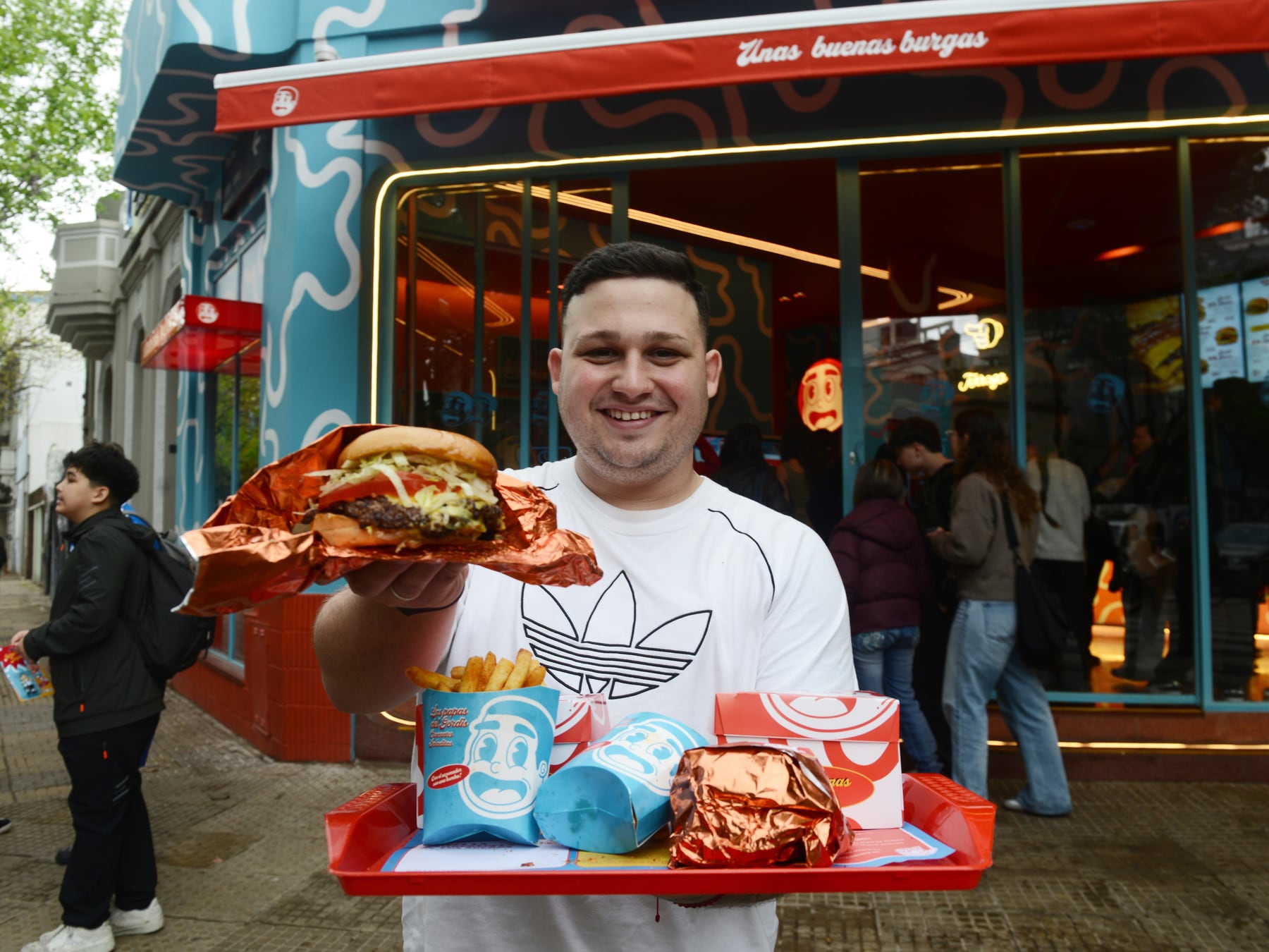 Otro influencer cocido: El Gordis ahora vende hamburguesas y, ojo, la fila es real