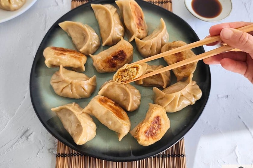 Treinta gyozas vegetarianas que se cocinan con su propio truco: el agua donde se hidratan los hongos