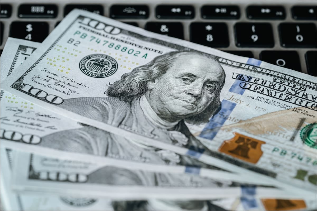El dólar oficial se mantiene en $1540 y el blue en $1560, según el cierre del último día hábil