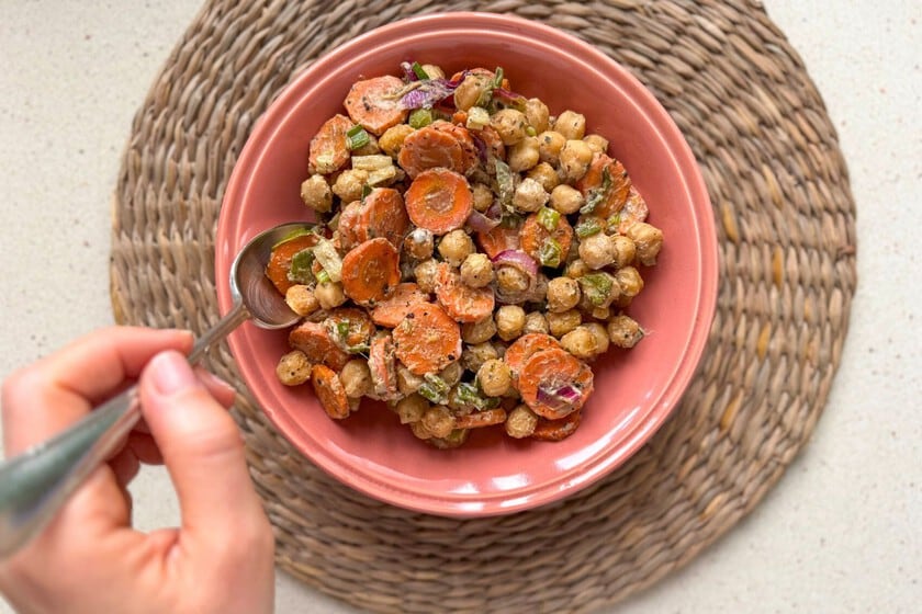 Garbanzos al horno con zanahoria y tahini: una ensalada templada para resolver en cuarenta minutos