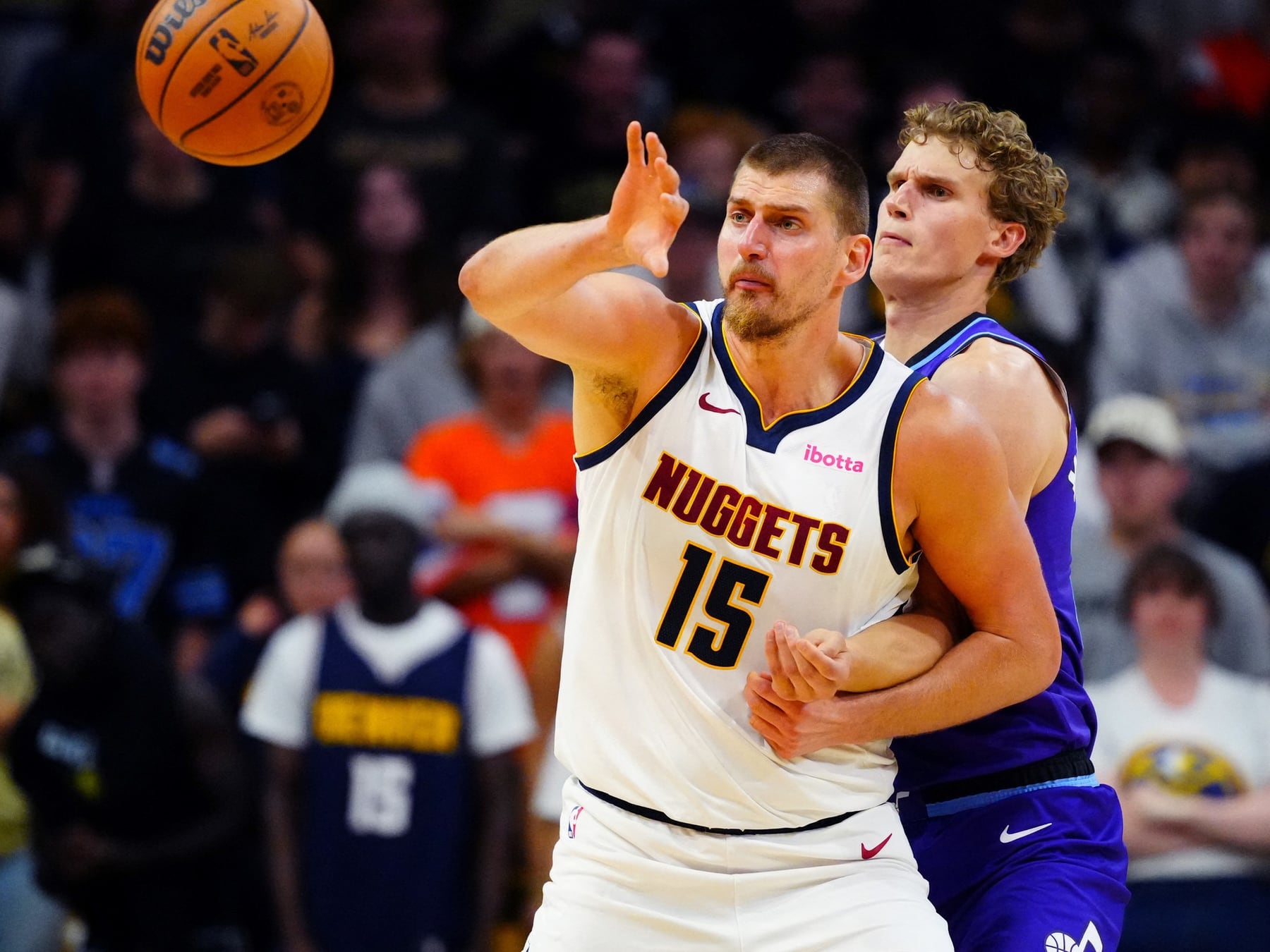 El show de Jokic ilumina una noche que se llevó Utah en el debut de Denver
