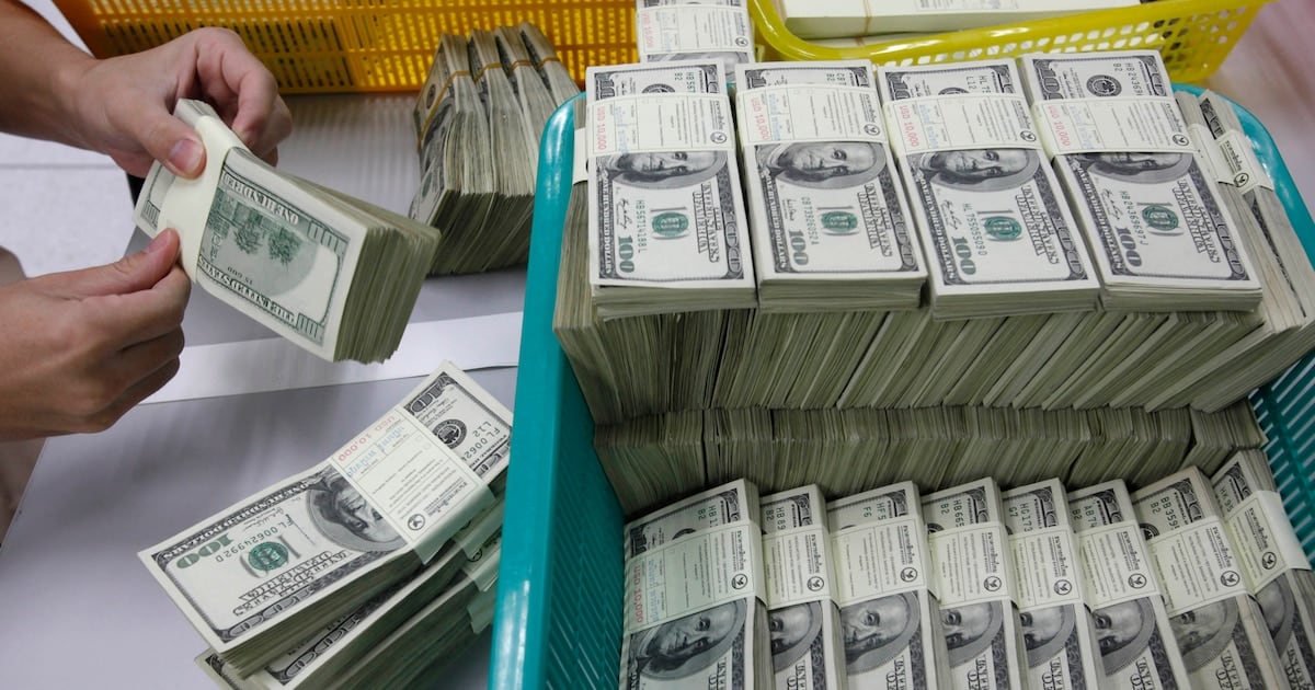El dólar informal cedió a $1.545 y se acercó al precio de referencia del Banco Nación