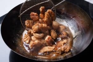 Pollo al limón con rebozado doble: la fórmula de la cobertura crujiente que retiene los jugos de la carne
