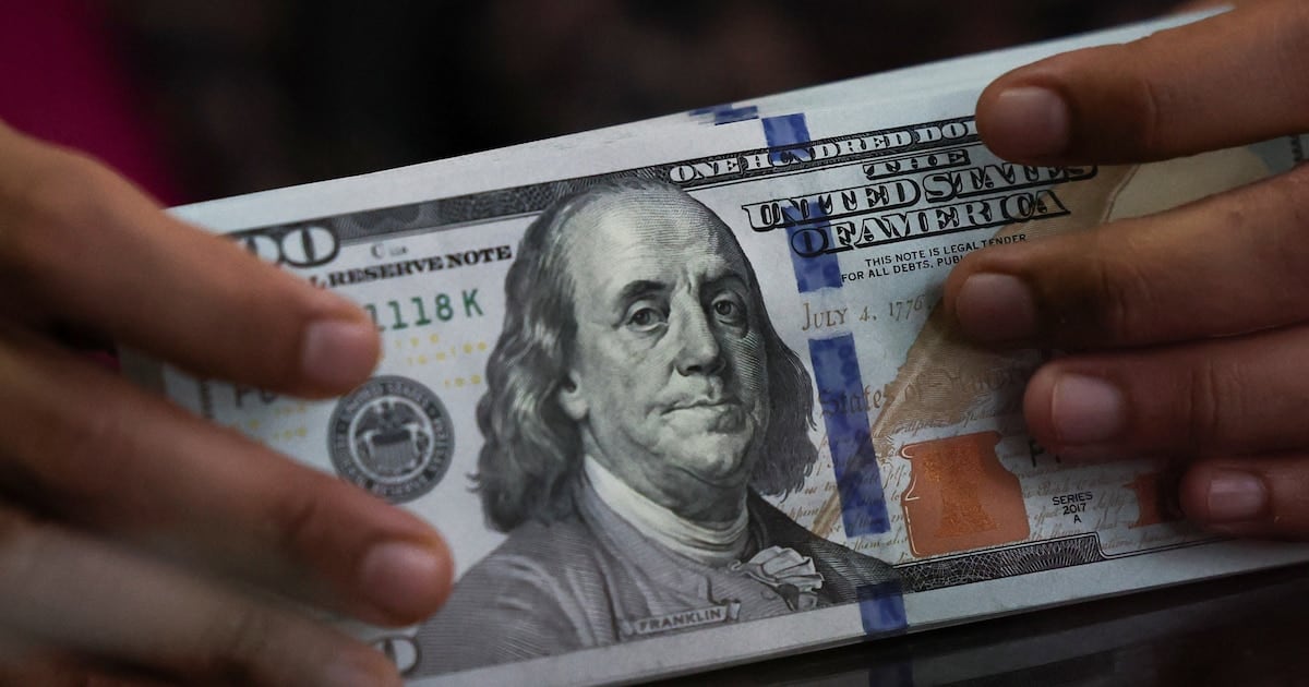 Cotizaciones del dólar se mantuvieron estables en la jornada, con leve alza del blue y nuevo avance de la competitividad cambiaria