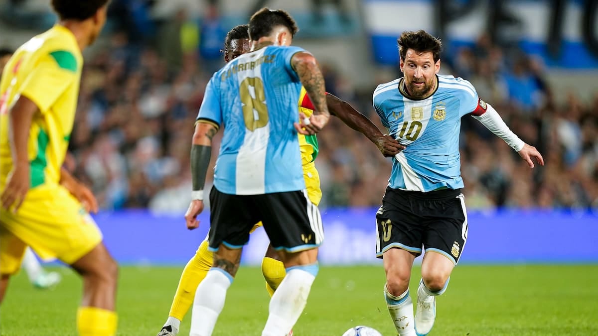 Otamendi le dio a Argentina la ventaja en la noche de Messi y el Monumental se rindió a los pies del diez