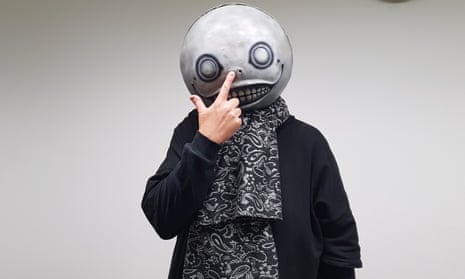 Yoko Taro se sostiene del trabajo como quien se agarra de la rambla para no caer al agua