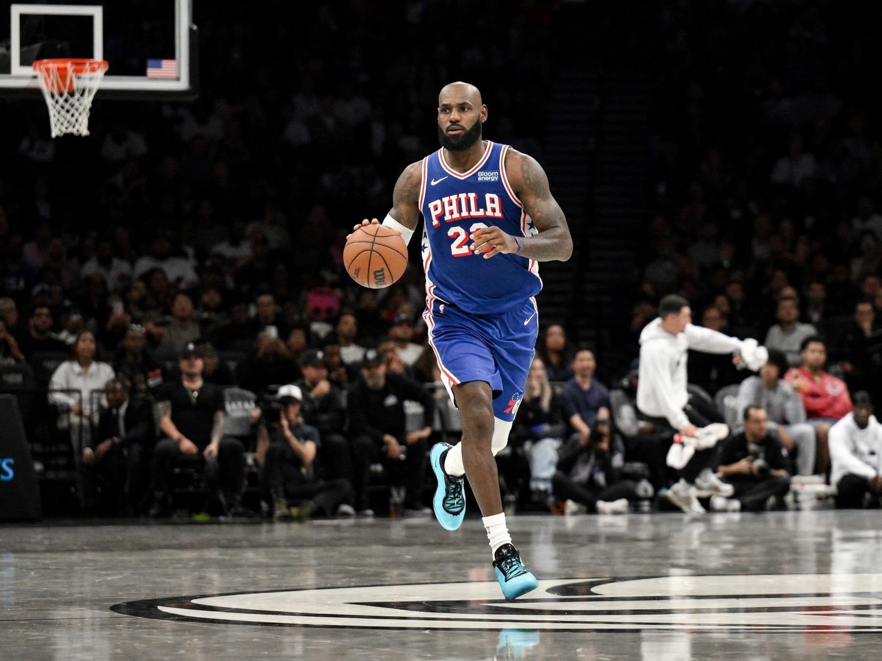 LeBron se calzó la 23 de los Sixers, pero Brooklyn le arruinó la fiesta en la pretemporada