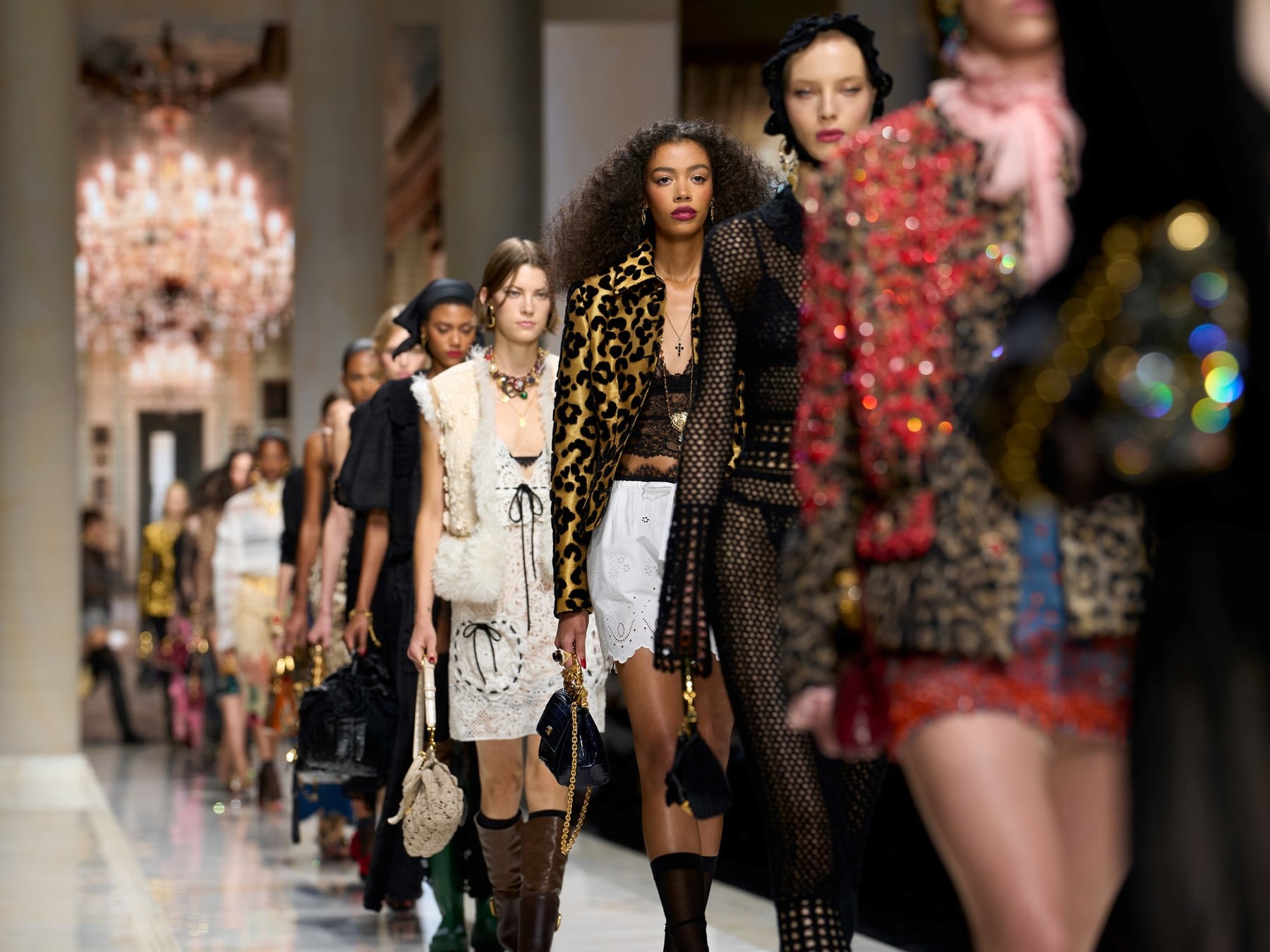 Milán cerró su semana de la moda con brillos, sensualidad y un guiño a los años 2000