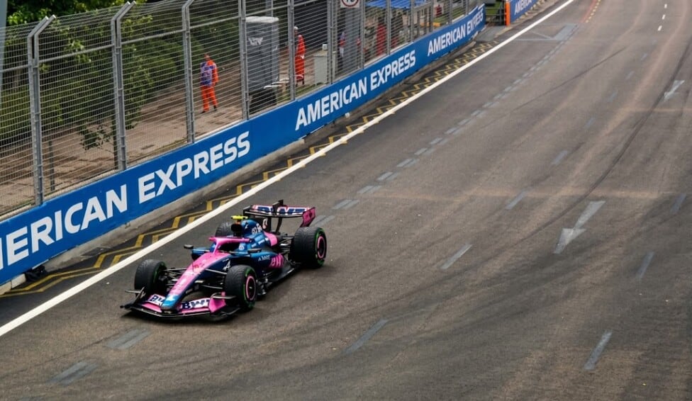 Verstappen se adueñó de la pista mojada en Singapur y Colapinto se quedó a dos vueltas con el motor mudo