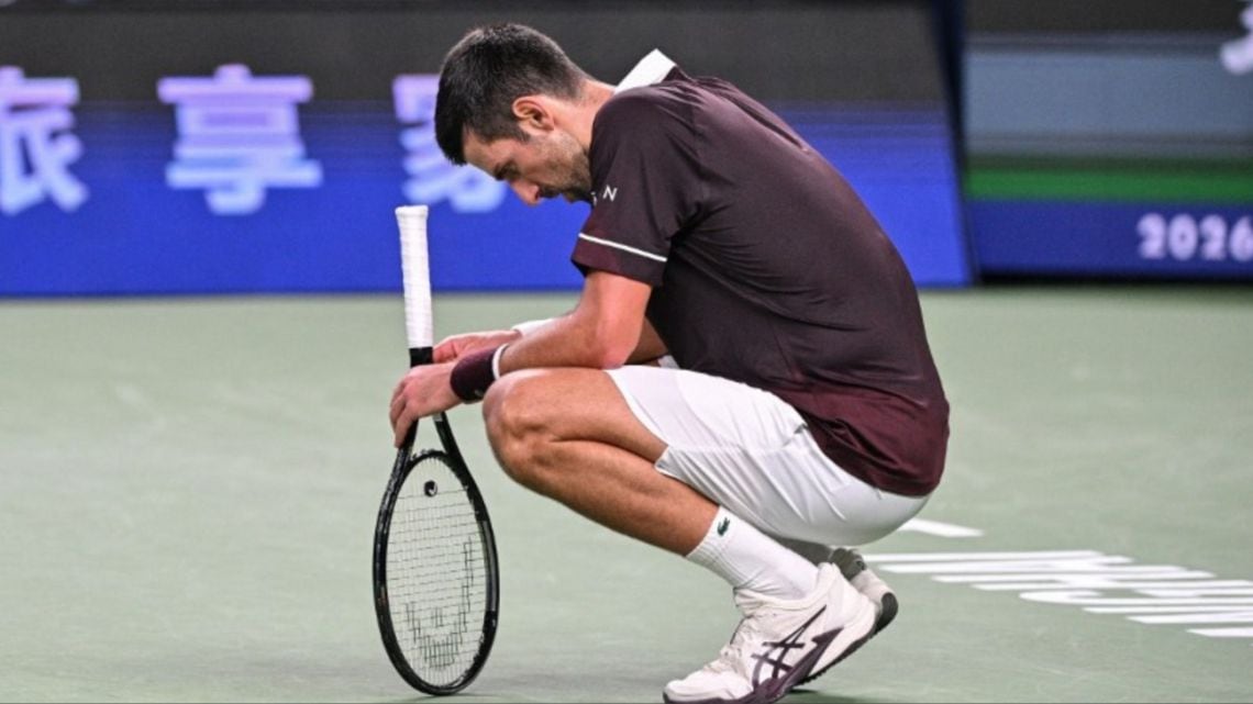 Se le escapó el envión: Djokovic tropezó en Shanghái y el Masters de fin de año le queda en jaque