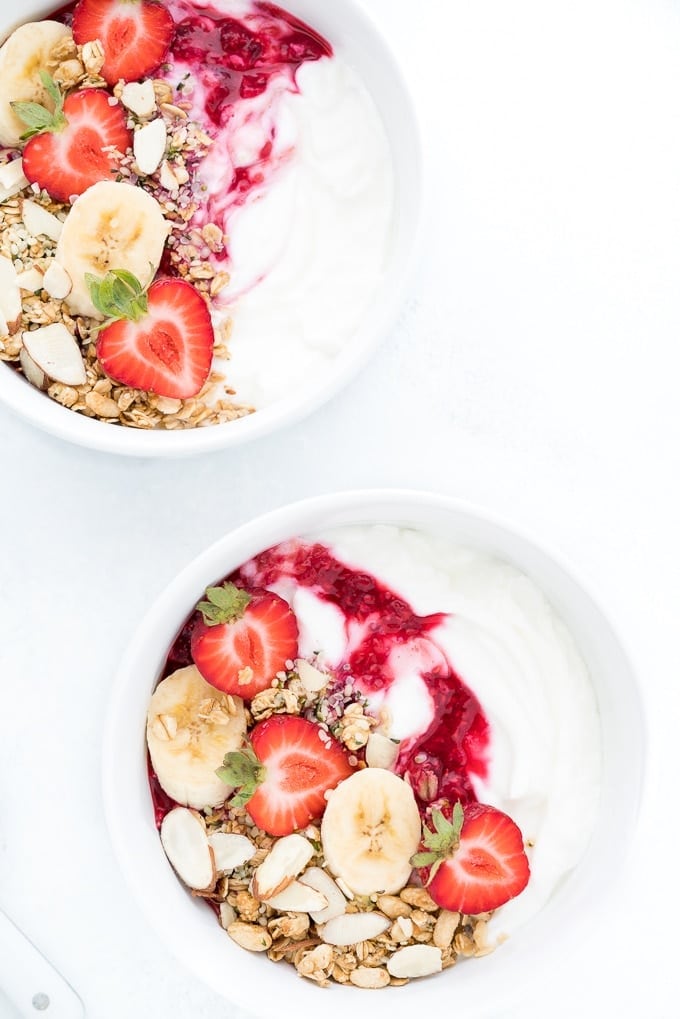 Yogur griego y hígado graso: por qué un solo alimento no alcanza, según las guías médicas