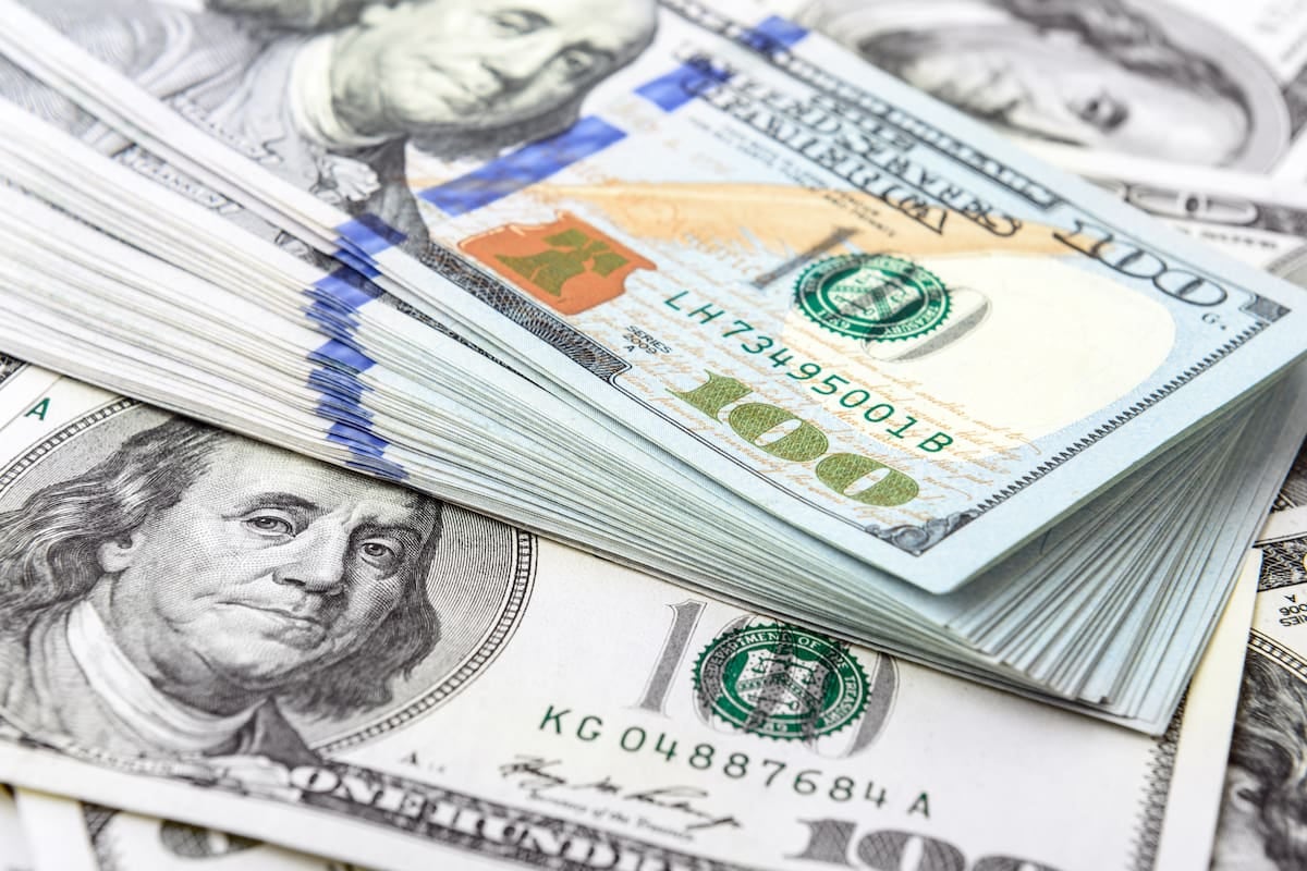El peso arranca la semana sin sobresaltos y la mirada se posa sobre los servicios