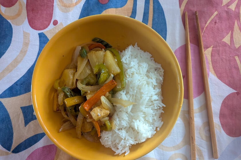 Tofu agridulce con piña: la versión criolla de un clásico chino que se cocina en veinte minutos