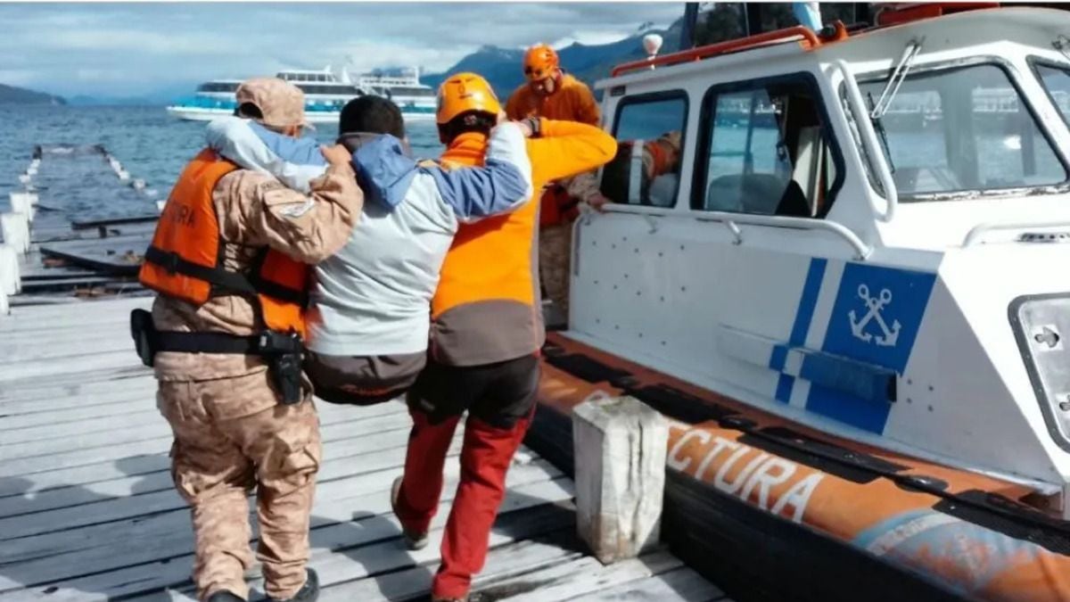 Un tobillo en el lugar equivocado: rescatan al kayak en el medio del Arrayanes