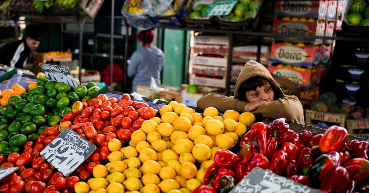 Tomate y cebolla encabezan las subas de septiembre, mientras la lechuga y el pan de molde dieron un respiro