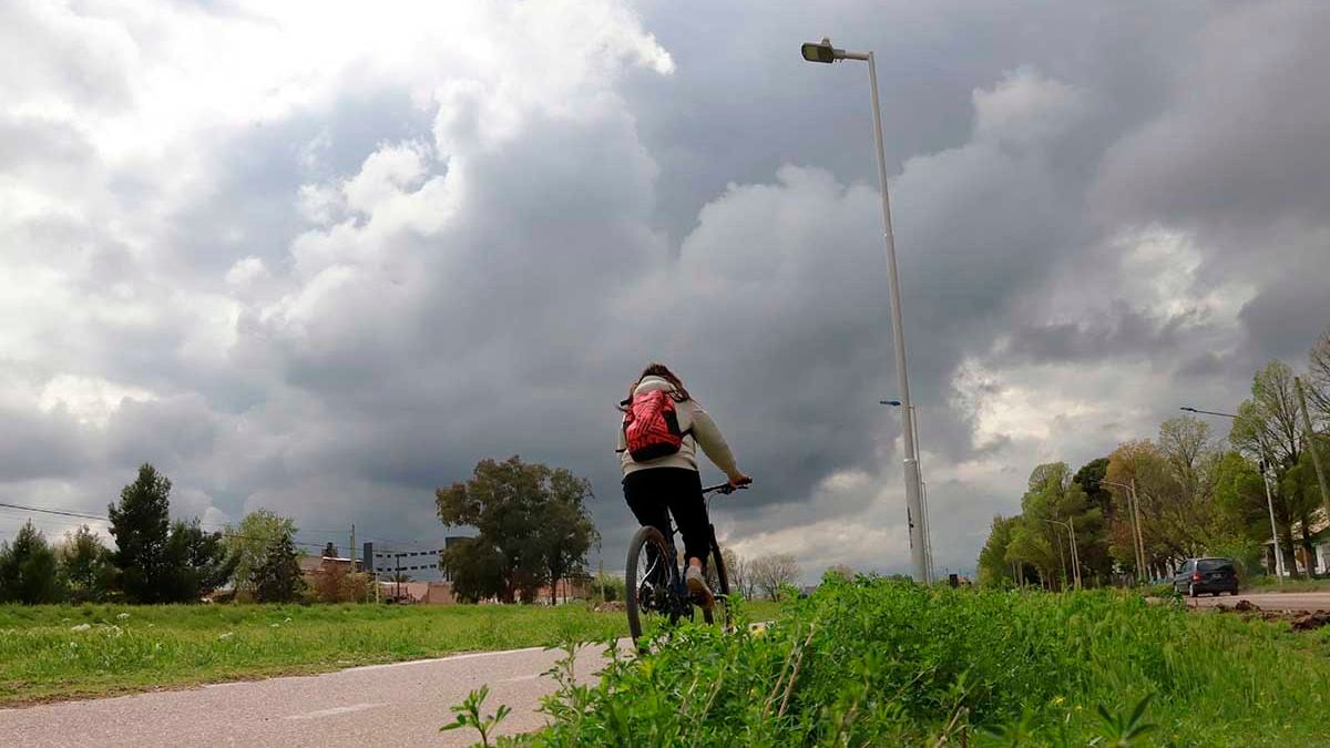 Una semana sin sol en Neuquén: el finde llega con tormenta y paraguas a mano
