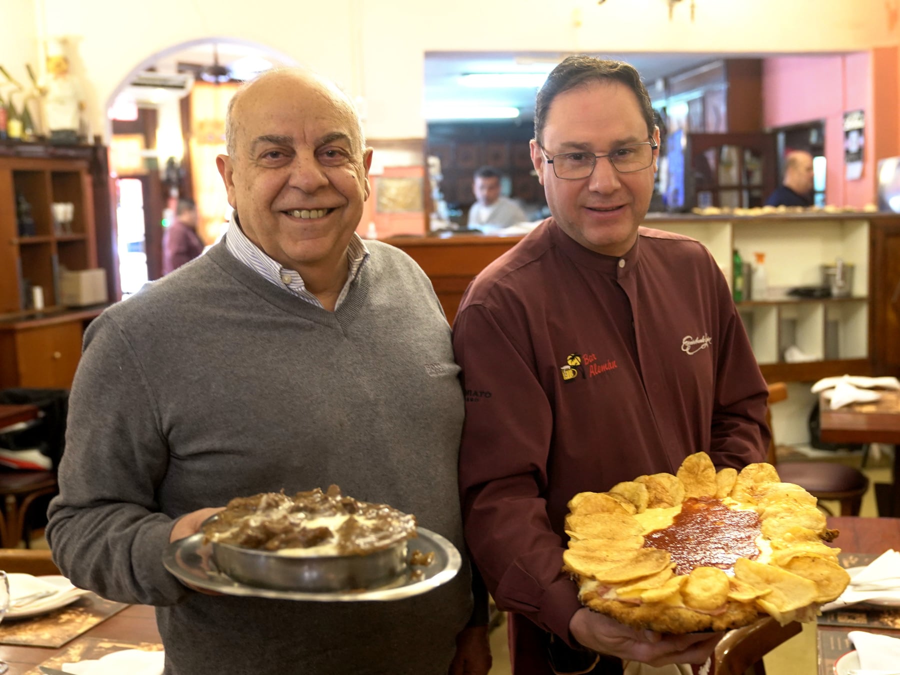 La mesa que sobrevivió a un siglo: el bodegón de Villa Devoto que vende mil milanesas por mes