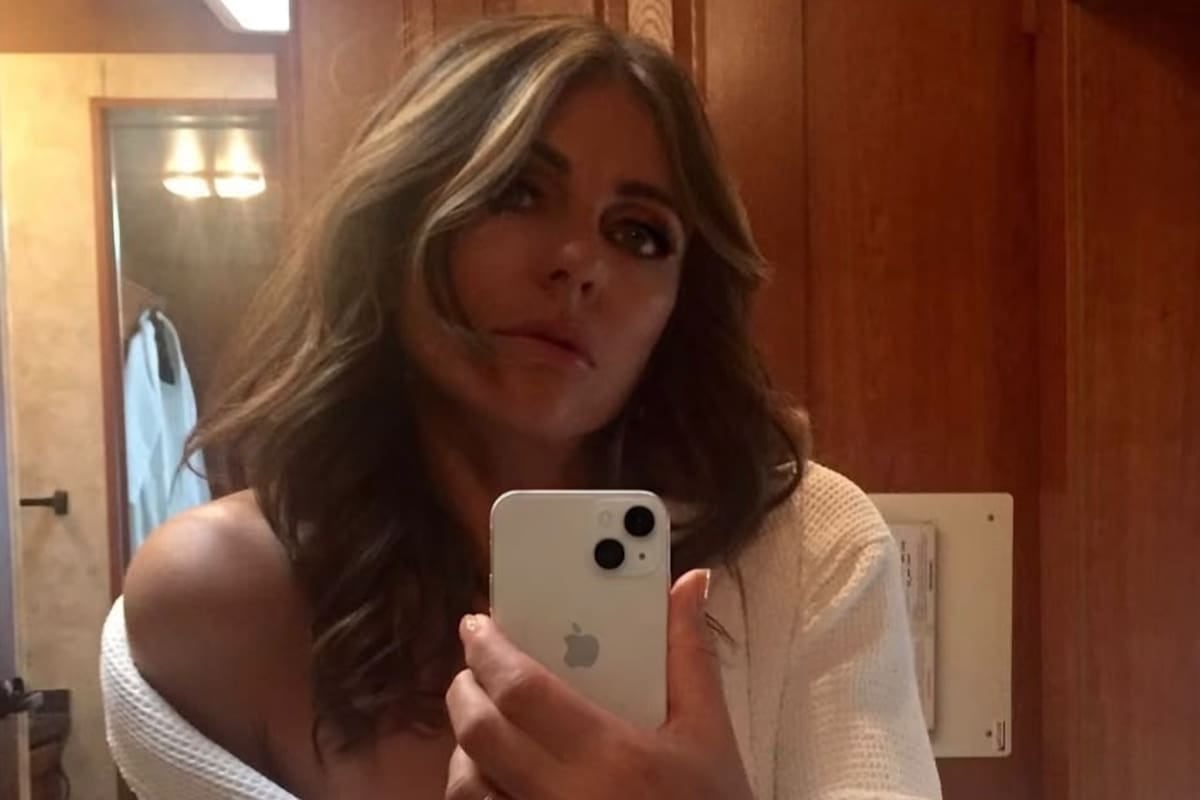 Elizabeth Hurley volvió al set y el anillo de la discordia apareció solito
