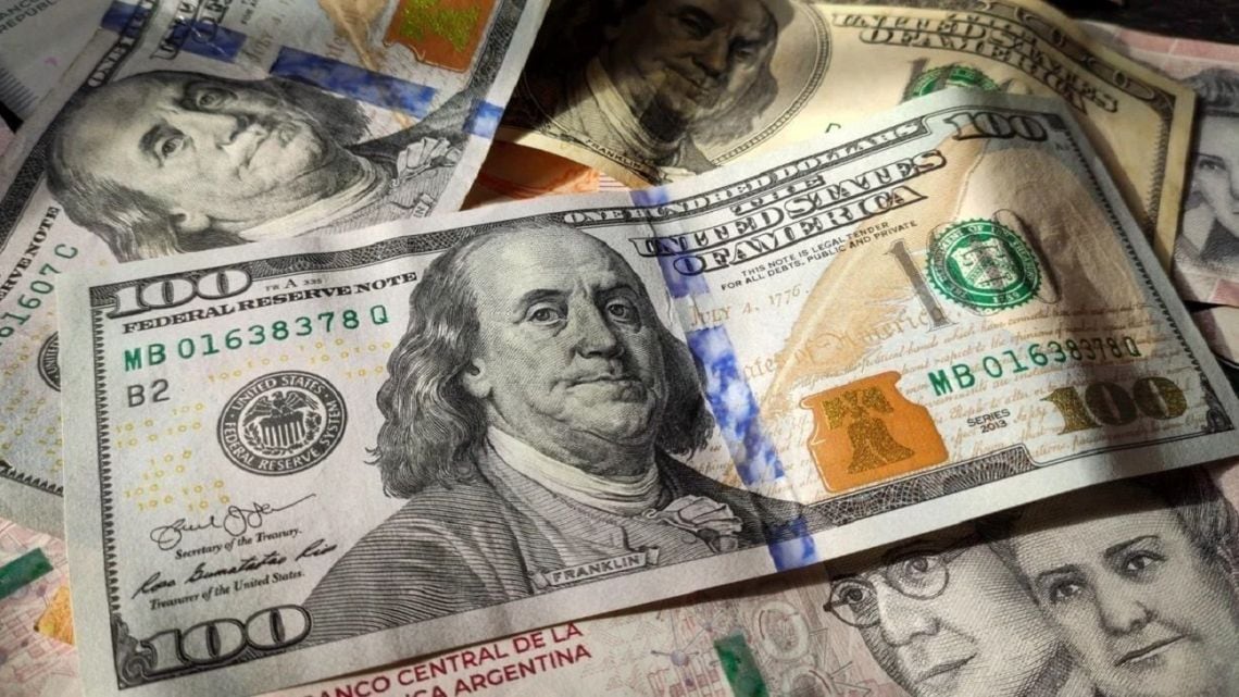 El dólar blue retrocedió a $1.545 y la brecha con el oficial se redujo a apenas quince pesos