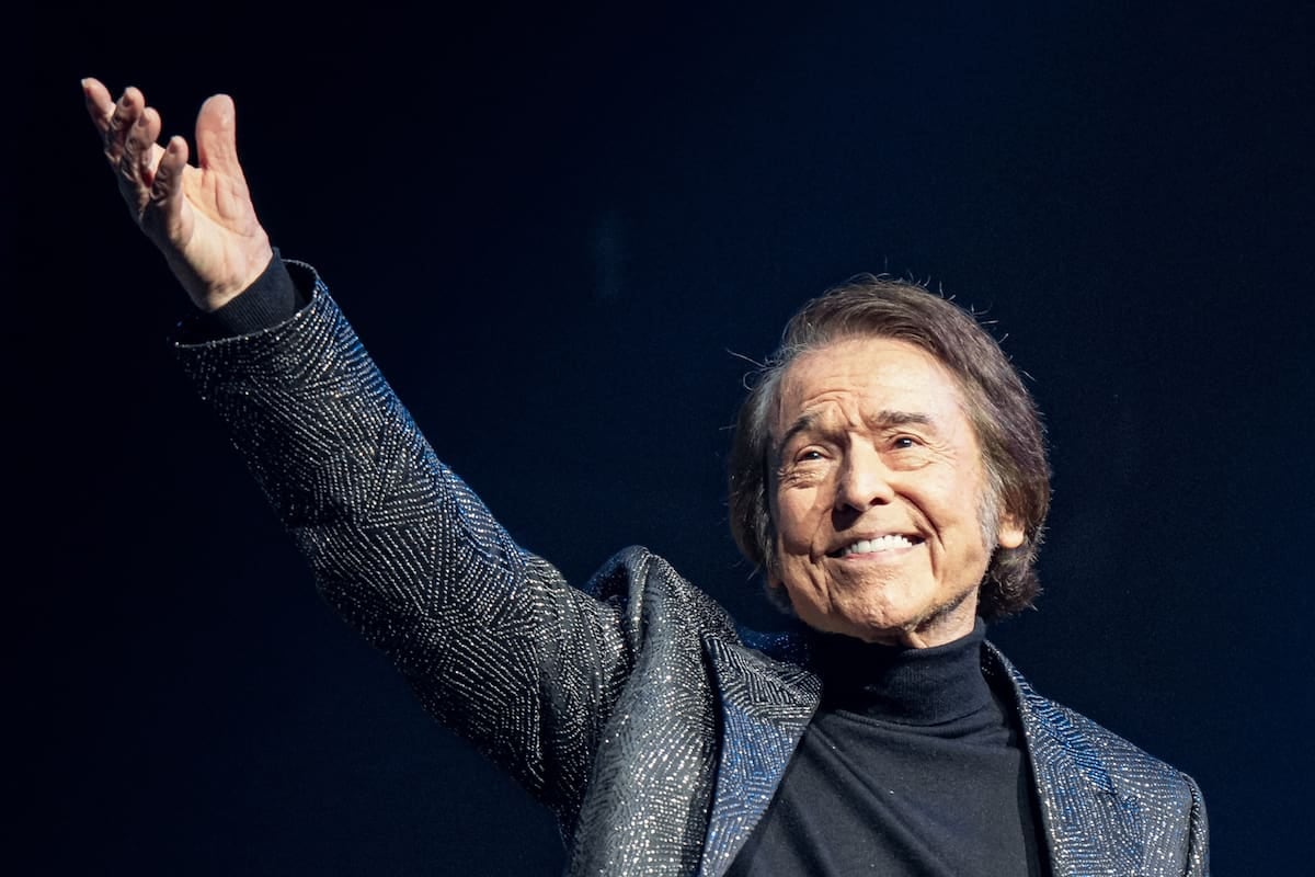 Raphael vuelve al Gran Rex con su propio pasado en la pantalla
