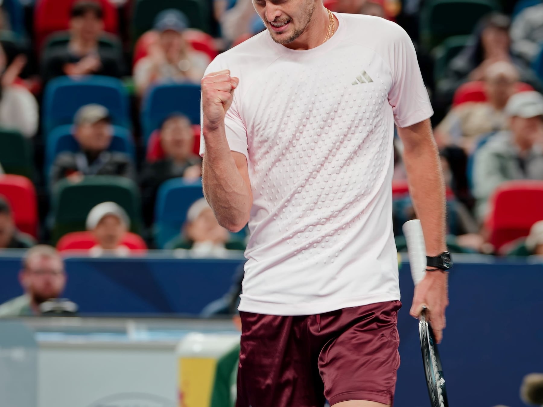 Zverev sigue a paso firme en Shanghái y va por la semis ante Davidovich Fokina
