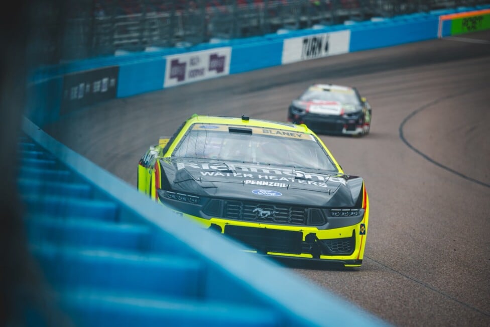 Blaney voló en Phoenix y le arruinó la fiesta a Larson, que larga en el fondo