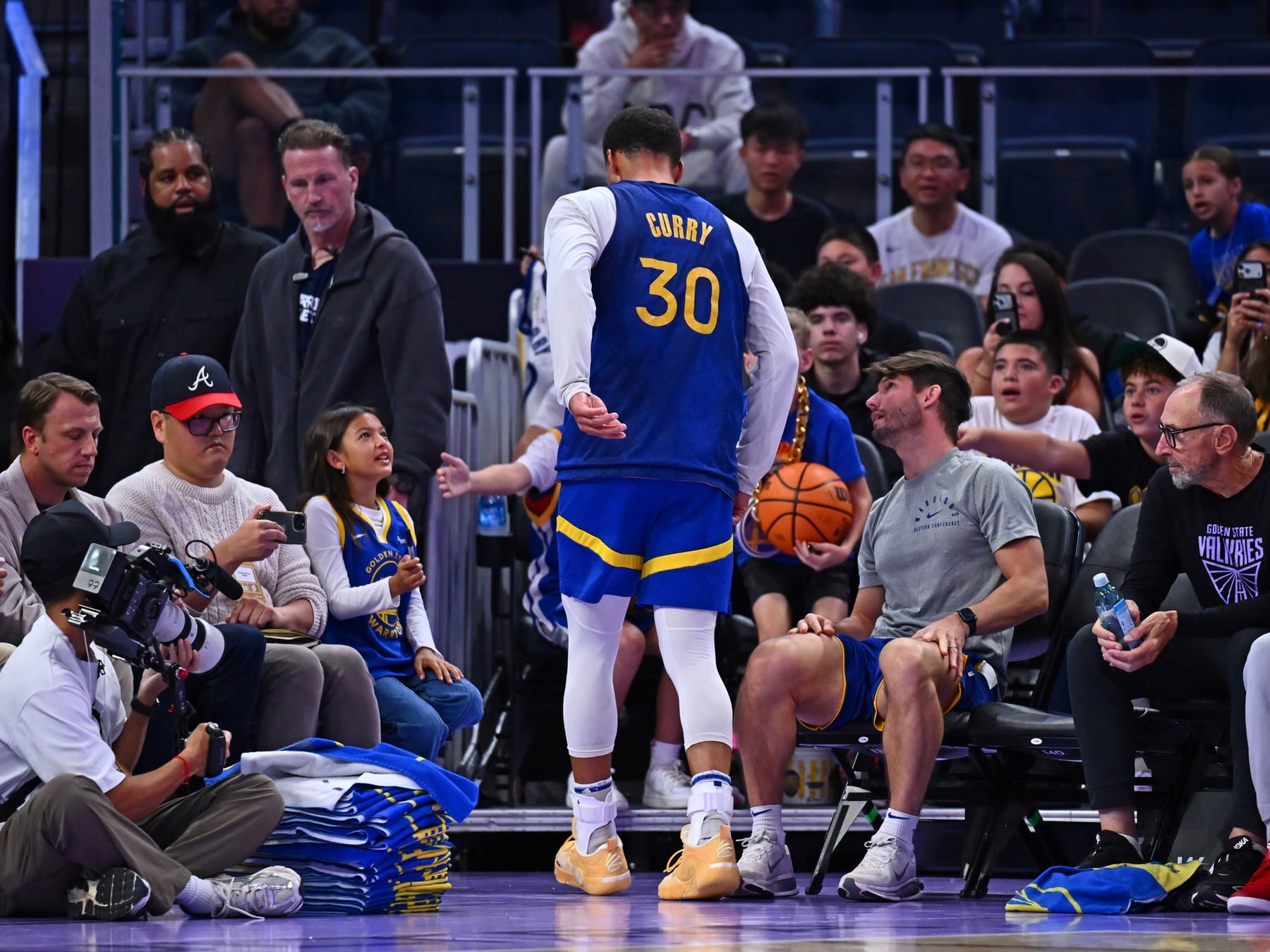 Curry renovó por dos años y se fue del Chase Center cojeando