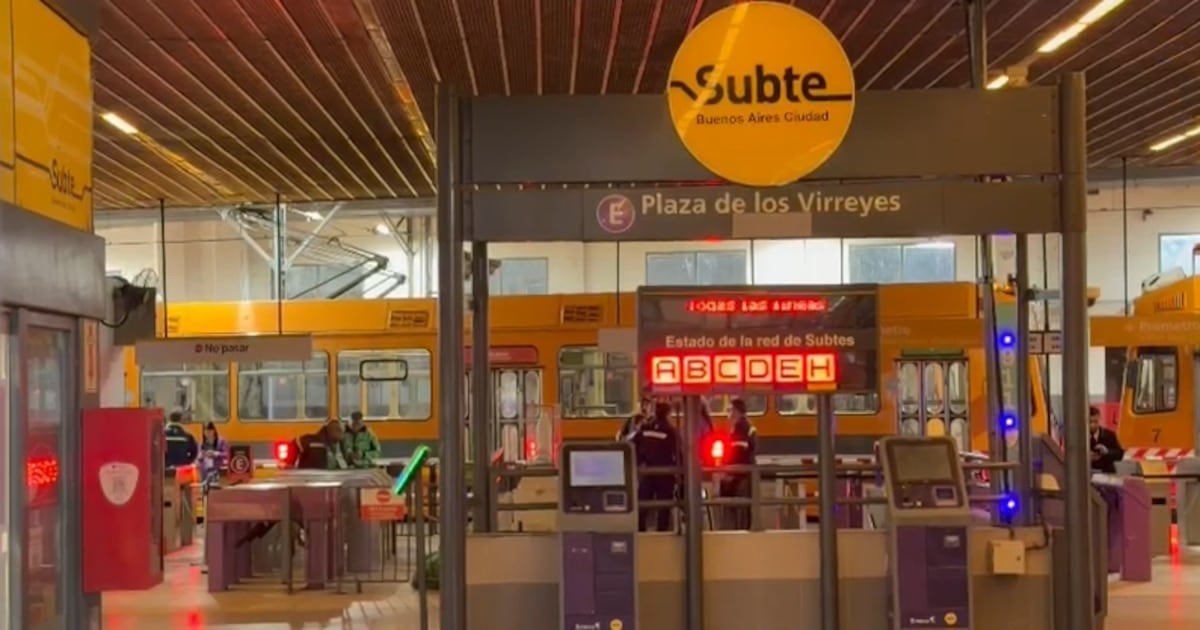 Detienen a dos delegados del subte en medio de una protesta y paralizan las seis líneas