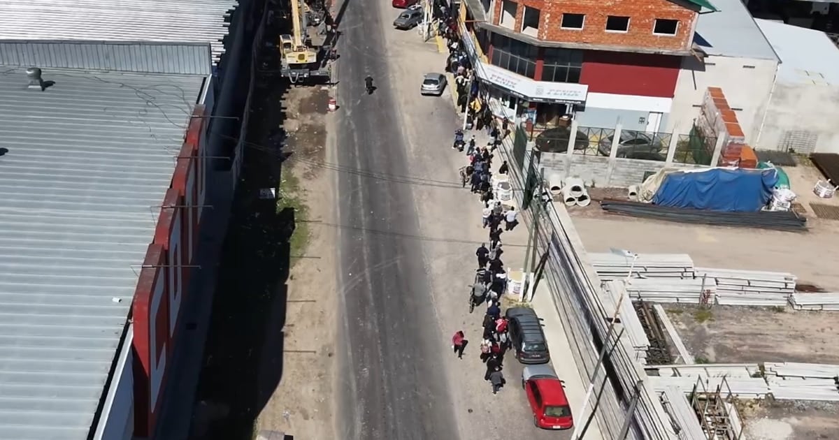 Cuarenta vacantes y diez cuadras de fila: la escena laboral que se repite en el Gran Buenos Aires