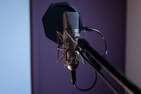 El terror de los podcasts saltó a Disney+ conBrujas y tres Episodes por venir
