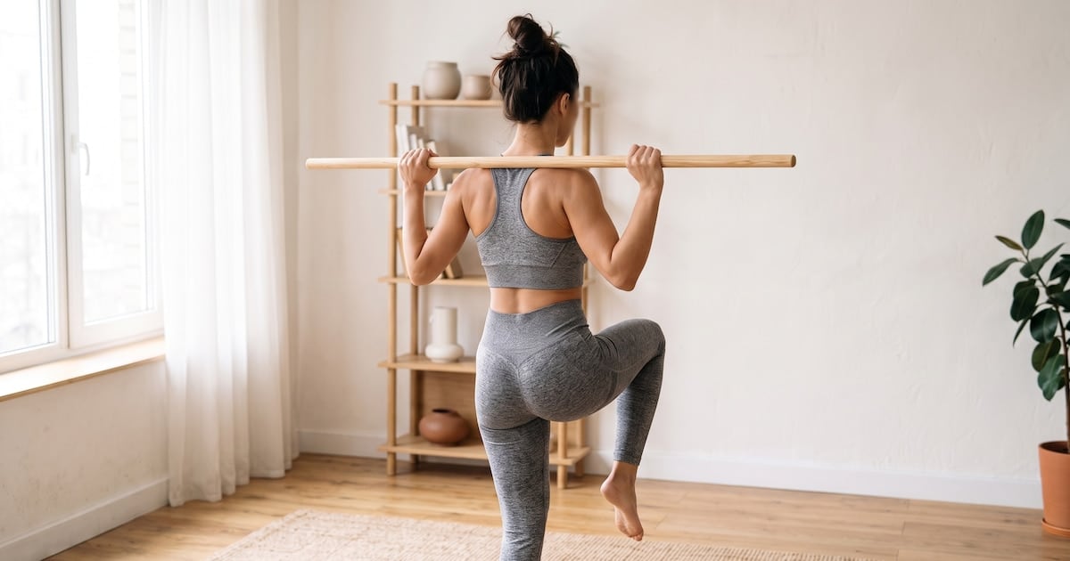 Tres movimientos con un palo para entrenar el abdomen sin salir de casa