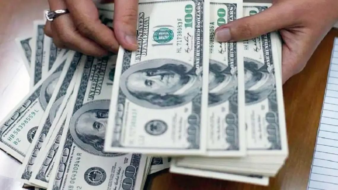 El dólar minorista alcanza un nuevo máximo y reduce la brecha con el mercado informal