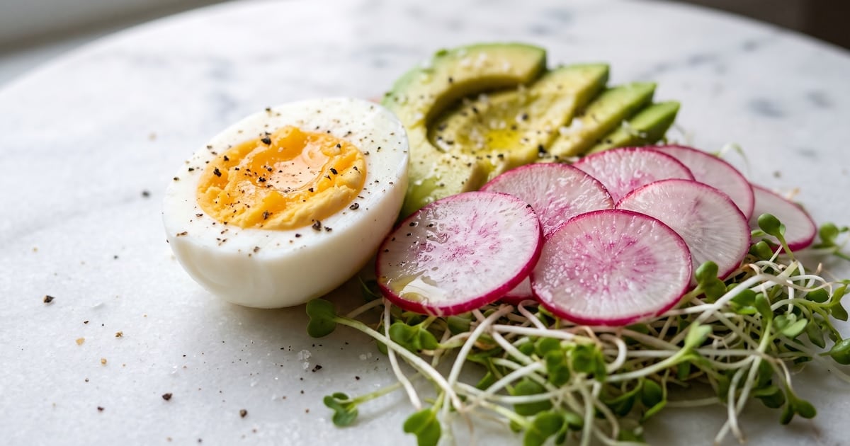 El huevo duro gana nutritionalmente con estos seis acompañamientos