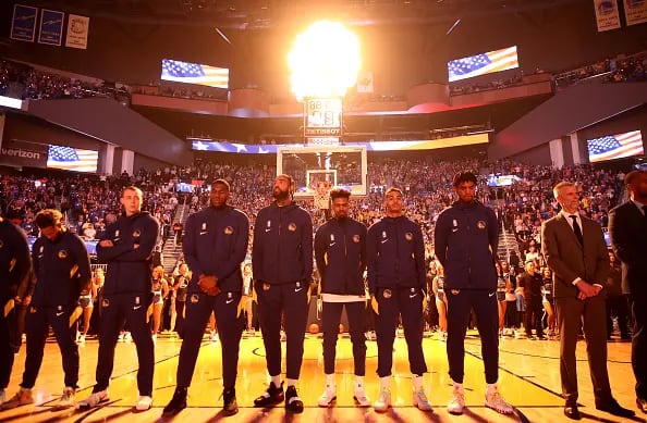 Philadelphia dio vuelta un partido de 29 puntos y LeBron dejó un mensaje political