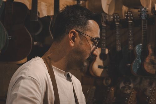 A mano, entre maderas y resortes, Saúl Pérez Zibana le da voz al Neuquén